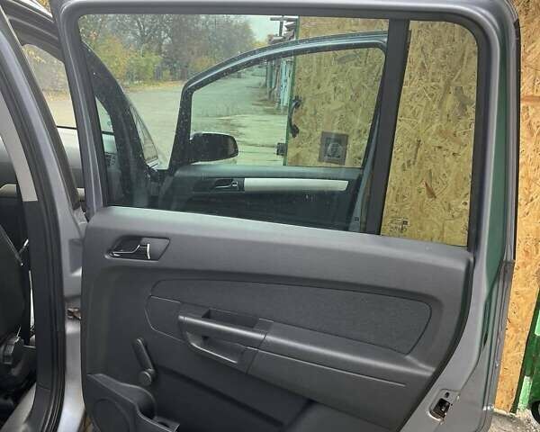 Серый Опель Зафира, объемом двигателя 1.6 л и пробегом 140 тыс. км за 7500 $, фото 13 на Automoto.ua