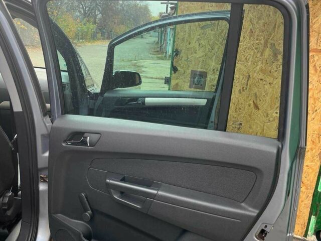 Серый Опель Зафира, объемом двигателя 1.6 л и пробегом 140 тыс. км за 7620 $, фото 12 на Automoto.ua