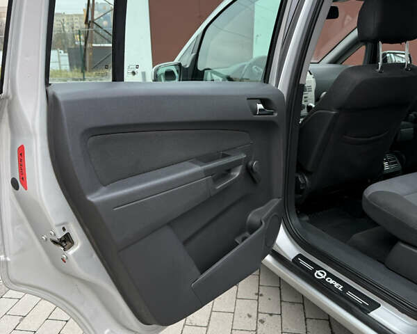 Серый Опель Зафира, объемом двигателя 1.91 л и пробегом 293 тыс. км за 6499 $, фото 7 на Automoto.ua