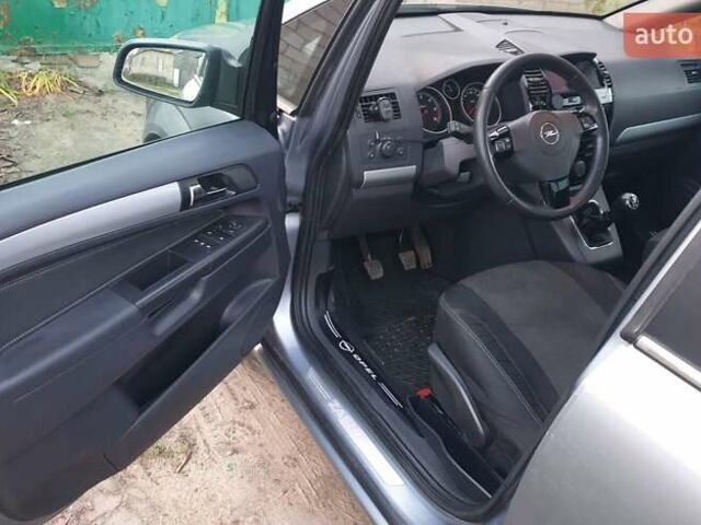 Серый Опель Зафира, объемом двигателя 1.69 л и пробегом 294 тыс. км за 6300 $, фото 1 на Automoto.ua