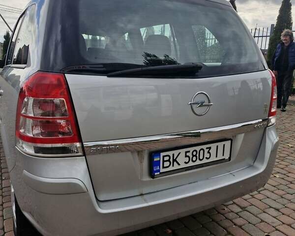 Серый Опель Зафира, объемом двигателя 1.6 л и пробегом 239 тыс. км за 5600 $, фото 2 на Automoto.ua