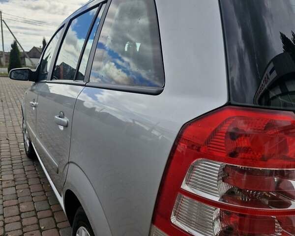 Серый Опель Зафира, объемом двигателя 1.6 л и пробегом 239 тыс. км за 5600 $, фото 4 на Automoto.ua