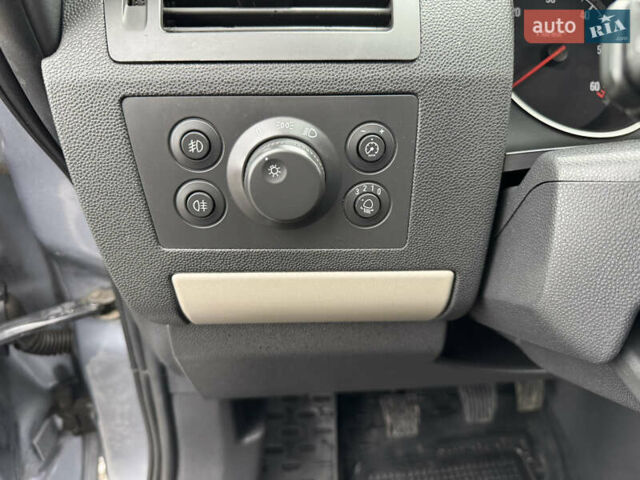 Серый Опель Зафира, объемом двигателя 1.91 л и пробегом 176 тыс. км за 6500 $, фото 49 на Automoto.ua