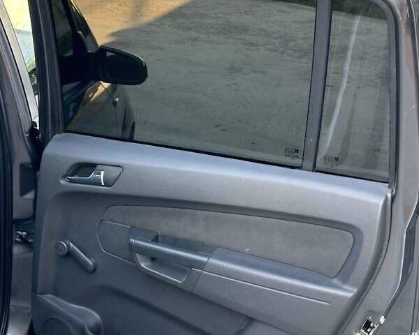 Серый Опель Зафира, объемом двигателя 1.7 л и пробегом 310 тыс. км за 5800 $, фото 1 на Automoto.ua