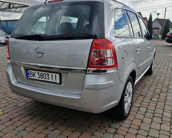 Серый Опель Зафира, объемом двигателя 1.6 л и пробегом 239 тыс. км за 5600 $, фото 3 на Automoto.ua