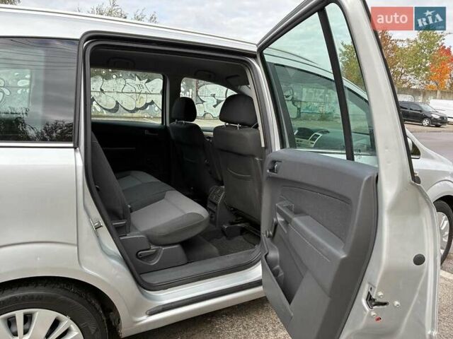 Серый Опель Зафира, объемом двигателя 1.6 л и пробегом 249 тыс. км за 6150 $, фото 25 на Automoto.ua