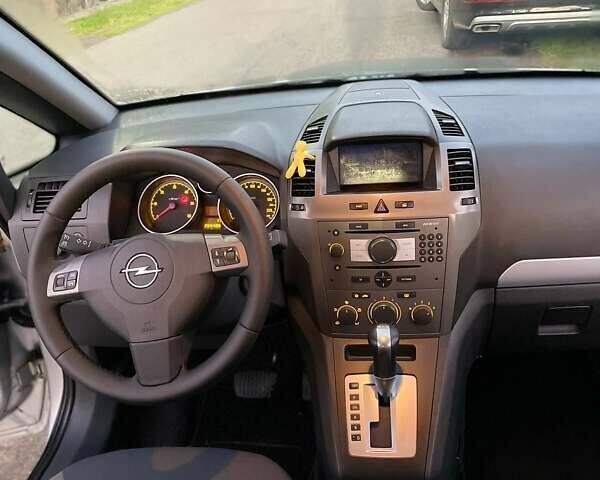 Серый Опель Зафира, объемом двигателя 1.9 л и пробегом 265 тыс. км за 7300 $, фото 1 на Automoto.ua