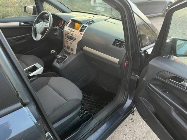 Серый Опель Зафира, объемом двигателя 1.9 л и пробегом 281 тыс. км за 2800 $, фото 12 на Automoto.ua