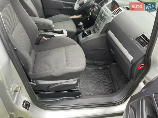 Серый Опель Зафира, объемом двигателя 1.9 л и пробегом 270 тыс. км за 5800 $, фото 15 на Automoto.ua