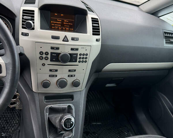 Серый Опель Зафира, объемом двигателя 1.8 л и пробегом 218 тыс. км за 5000 $, фото 12 на Automoto.ua