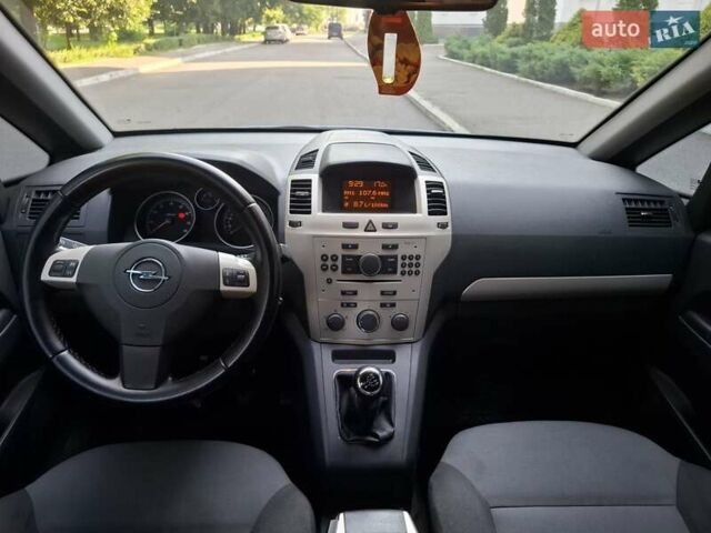 Серый Опель Зафира, объемом двигателя 1.6 л и пробегом 197 тыс. км за 6600 $, фото 11 на Automoto.ua