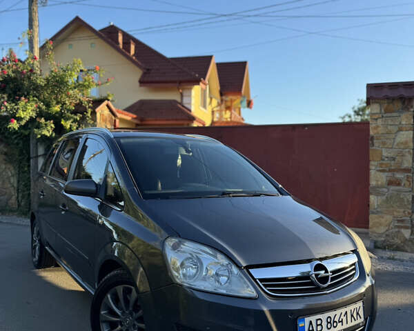 Серый Опель Зафира, объемом двигателя 1.7 л и пробегом 224 тыс. км за 7800 $, фото 1 на Automoto.ua