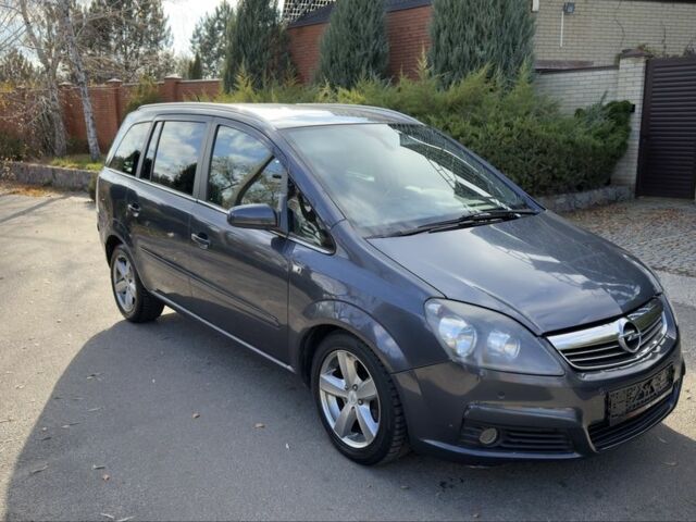 Серый Опель Зафира, объемом двигателя 1.9 л и пробегом 298 тыс. км за 3290 $, фото 2 на Automoto.ua