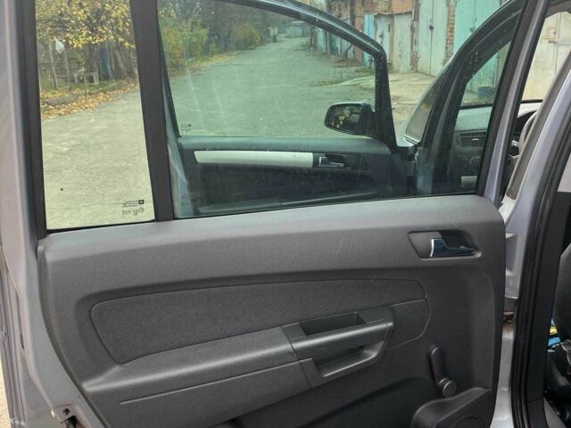 Серый Опель Зафира, объемом двигателя 1.6 л и пробегом 140 тыс. км за 7620 $, фото 13 на Automoto.ua