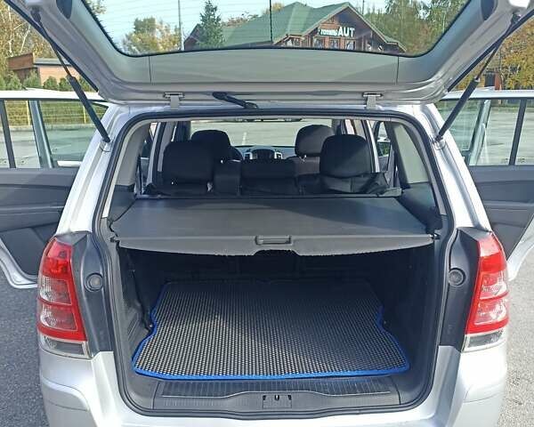 Серый Опель Зафира, объемом двигателя 1.6 л и пробегом 178 тыс. км за 5850 $, фото 6 на Automoto.ua