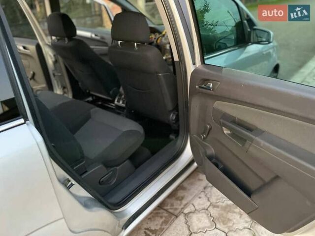 Серый Опель Зафира, объемом двигателя 1.9 л и пробегом 265 тыс. км за 7300 $, фото 3 на Automoto.ua