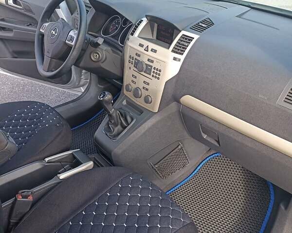 Серый Опель Зафира, объемом двигателя 1.6 л и пробегом 178 тыс. км за 5850 $, фото 9 на Automoto.ua