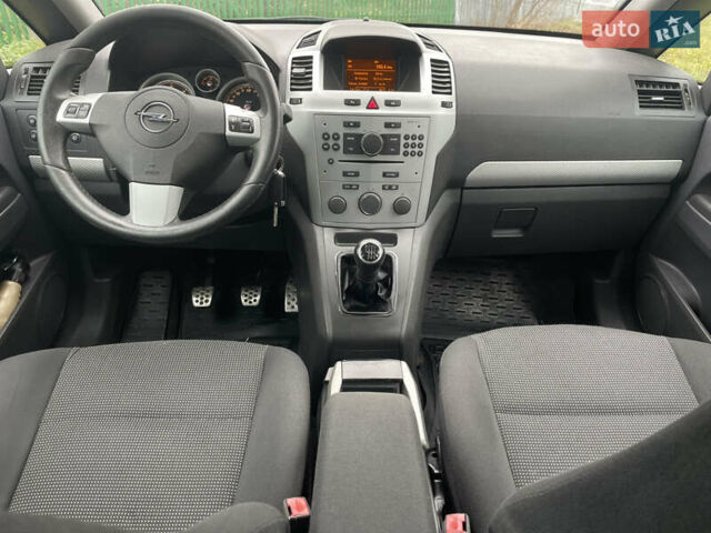Серый Опель Зафира, объемом двигателя 1.9 л и пробегом 270 тыс. км за 5800 $, фото 12 на Automoto.ua