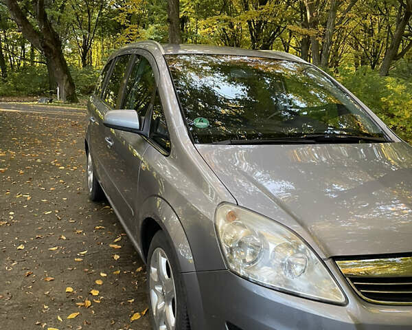 Серый Опель Зафира, объемом двигателя 1.8 л и пробегом 188 тыс. км за 5600 $, фото 1 на Automoto.ua