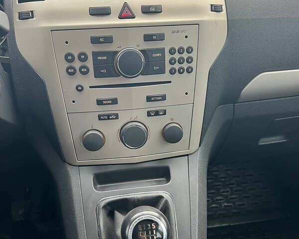 Серый Опель Зафира, объемом двигателя 1.69 л и пробегом 300 тыс. км за 6000 $, фото 11 на Automoto.ua