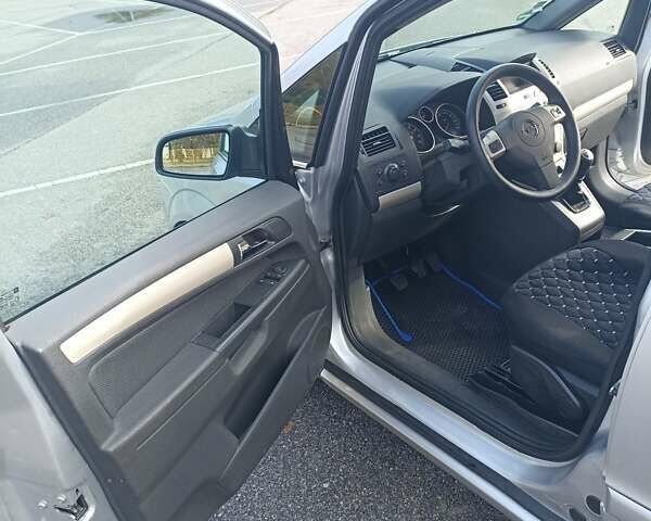 Серый Опель Зафира, объемом двигателя 1.6 л и пробегом 178 тыс. км за 5850 $, фото 7 на Automoto.ua