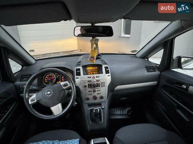 Серый Опель Зафира, объемом двигателя 1.6 л и пробегом 246 тыс. км за 5850 $, фото 11 на Automoto.ua