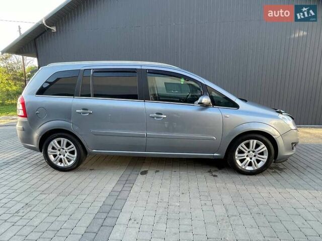 Серый Опель Зафира, объемом двигателя 1.9 л и пробегом 245 тыс. км за 5500 $, фото 2 на Automoto.ua