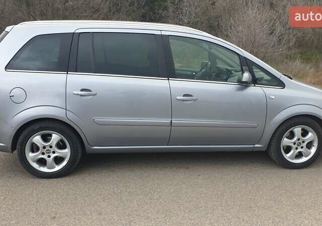 Серый Опель Зафира, объемом двигателя 1.69 л и пробегом 294 тыс. км за 6300 $, фото 2 на Automoto.ua