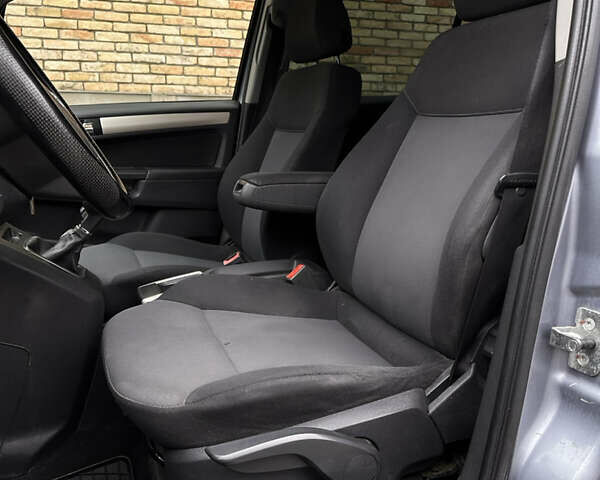 Серый Опель Зафира, объемом двигателя 1.69 л и пробегом 280 тыс. км за 4200 $, фото 25 на Automoto.ua