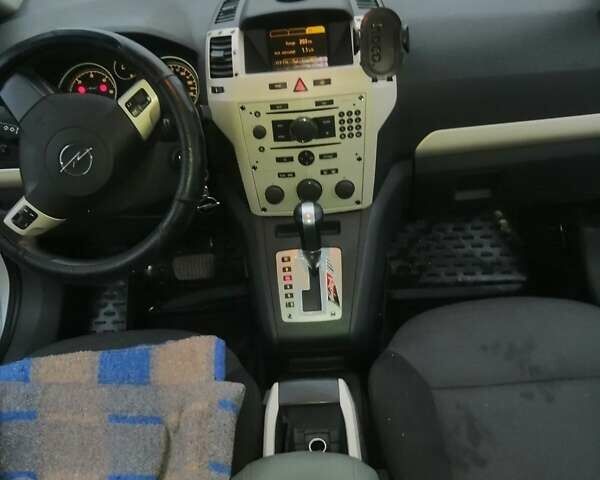 Серый Опель Зафира, объемом двигателя 1.9 л и пробегом 305 тыс. км за 7700 $, фото 5 на Automoto.ua
