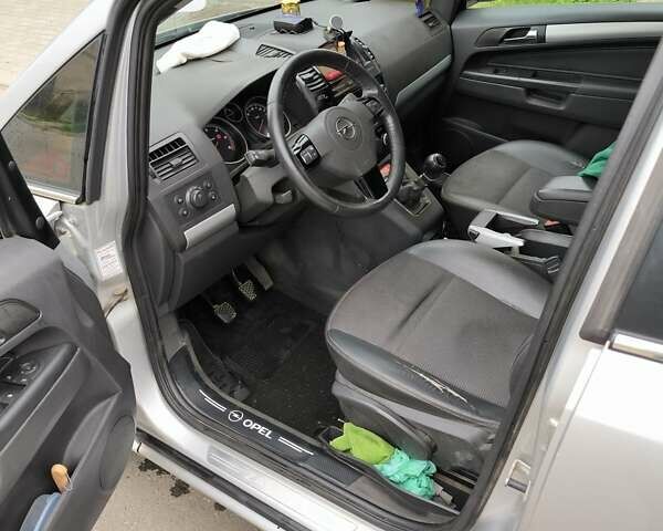 Серый Опель Зафира, объемом двигателя 1.69 л и пробегом 325 тыс. км за 5500 $, фото 6 на Automoto.ua