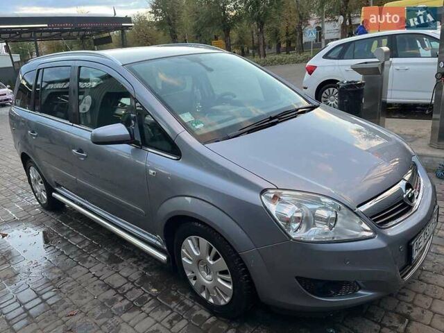 Серый Опель Зафира, объемом двигателя 1.6 л и пробегом 140 тыс. км за 7500 $, фото 2 на Automoto.ua