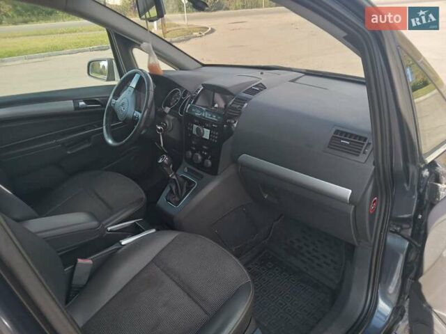 Серый Опель Зафира, объемом двигателя 1.7 л и пробегом 295 тыс. км за 5777 $, фото 3 на Automoto.ua