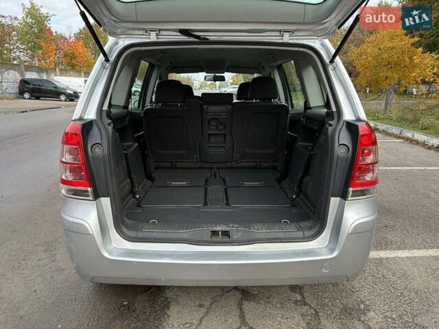 Серый Опель Зафира, объемом двигателя 1.6 л и пробегом 249 тыс. км за 6150 $, фото 12 на Automoto.ua