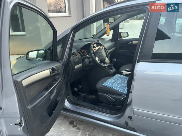 Серый Опель Зафира, объемом двигателя 1.6 л и пробегом 246 тыс. км за 5850 $, фото 9 на Automoto.ua