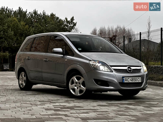 Серый Опель Зафира, объемом двигателя 1.69 л и пробегом 280 тыс. км за 4200 $, фото 1 на Automoto.ua