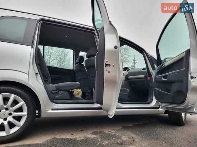 Серый Опель Зафира, объемом двигателя 1.8 л и пробегом 185 тыс. км за 6450 $, фото 61 на Automoto.ua