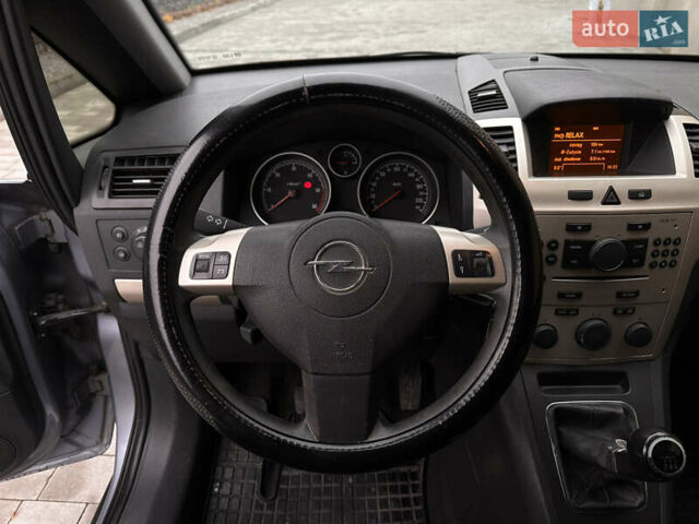 Серый Опель Зафира, объемом двигателя 1.69 л и пробегом 280 тыс. км за 4200 $, фото 23 на Automoto.ua