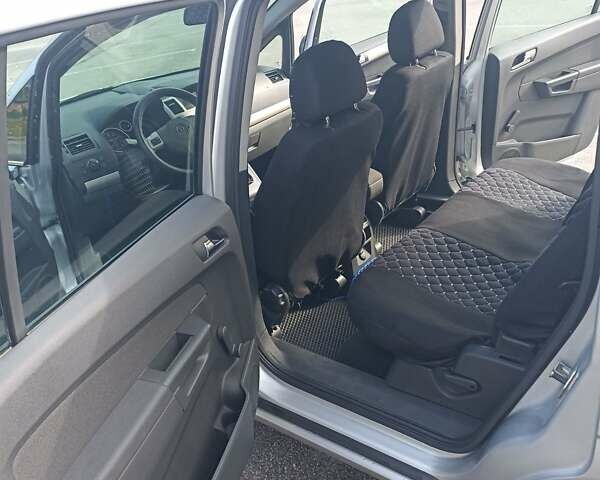 Серый Опель Зафира, объемом двигателя 1.6 л и пробегом 178 тыс. км за 5850 $, фото 3 на Automoto.ua