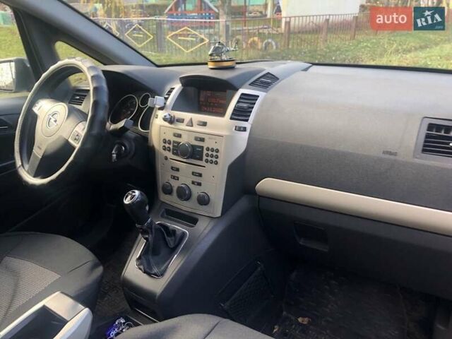 Серый Опель Зафира, объемом двигателя 1.9 л и пробегом 290 тыс. км за 5600 $, фото 3 на Automoto.ua