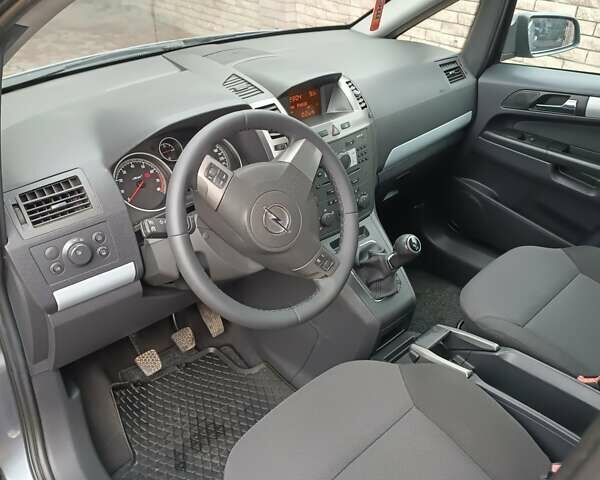 Серый Опель Зафира, объемом двигателя 1.8 л и пробегом 268 тыс. км за 5550 $, фото 4 на Automoto.ua