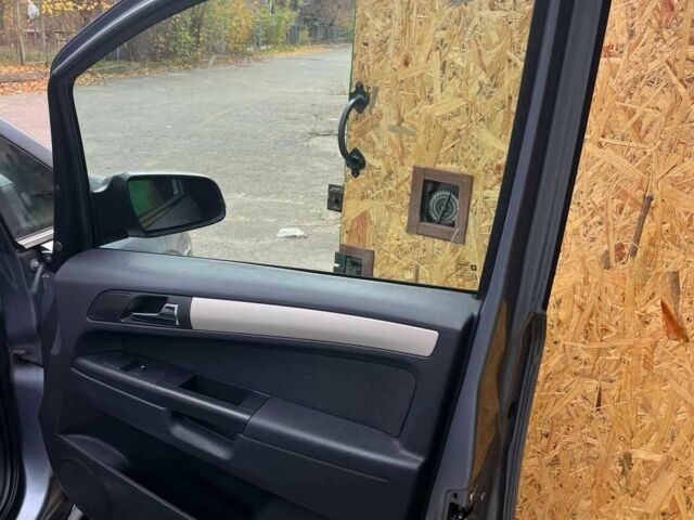 Серый Опель Зафира, объемом двигателя 1.6 л и пробегом 140 тыс. км за 7620 $, фото 11 на Automoto.ua