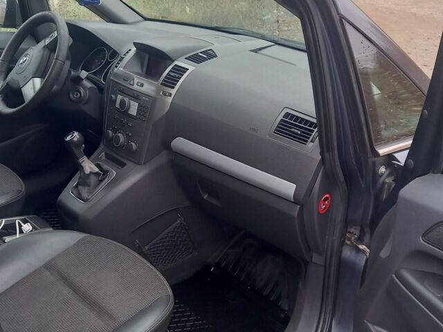 Серый Опель Зафира, объемом двигателя 2 л и пробегом 330 тыс. км за 3300 $, фото 4 на Automoto.ua