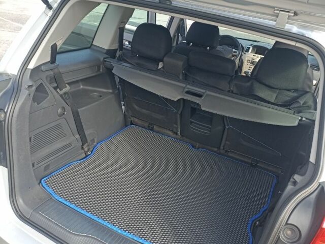 Серый Опель Зафира, объемом двигателя 1.6 л и пробегом 177 тыс. км за 6300 $, фото 6 на Automoto.ua