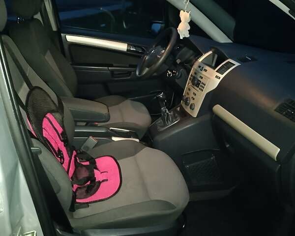 Серый Опель Зафира, объемом двигателя 1.6 л и пробегом 255 тыс. км за 6250 $, фото 5 на Automoto.ua