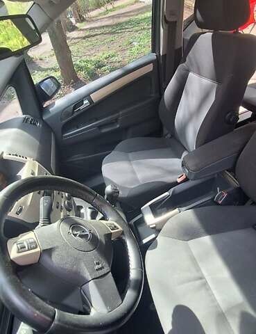 Серый Опель Зафира, объемом двигателя 1.6 л и пробегом 195 тыс. км за 5300 $, фото 10 на Automoto.ua