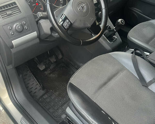 Серый Опель Зафира, объемом двигателя 1.69 л и пробегом 280 тыс. км за 5300 $, фото 7 на Automoto.ua