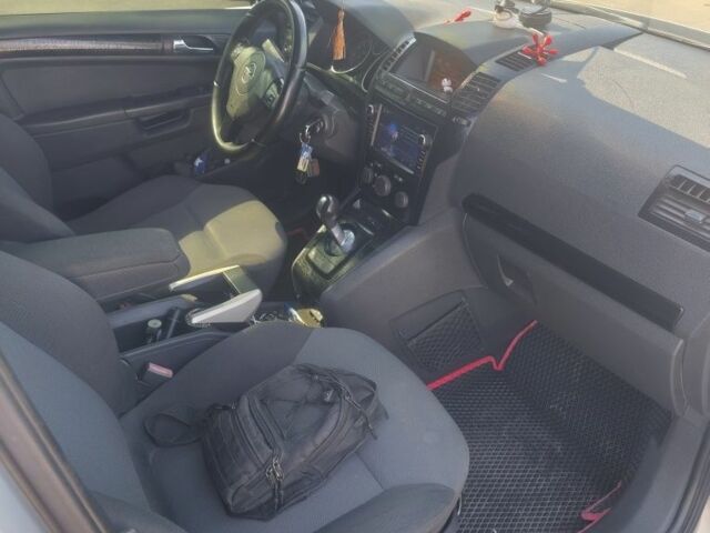 Серый Опель Зафира, объемом двигателя 1.8 л и пробегом 23 тыс. км за 6000 $, фото 4 на Automoto.ua