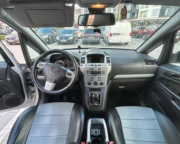 Серый Опель Зафира, объемом двигателя 1.69 л и пробегом 272 тыс. км за 5800 $, фото 5 на Automoto.ua