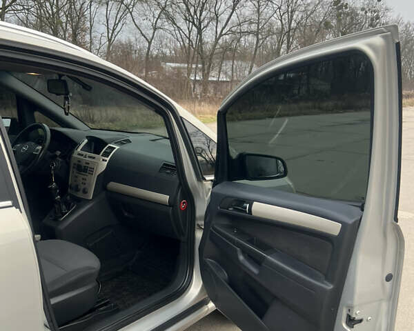 Серый Опель Зафира, объемом двигателя 1.7 л и пробегом 232 тыс. км за 6600 $, фото 16 на Automoto.ua